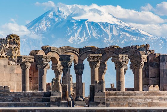 Die Ruinenstätte Swartnotz in Armenien Säulen der ehemaligen Kathedrale und Palastes, im Hintergrund erhebt sich der Ararat