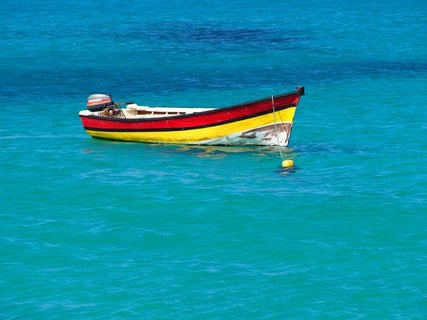 Ein buntes Boot auf dem Meer bei den Kapverden