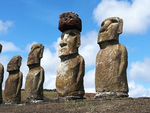 Große Steinskulpturen mit verschiedenen Details auf der Osterinsel.