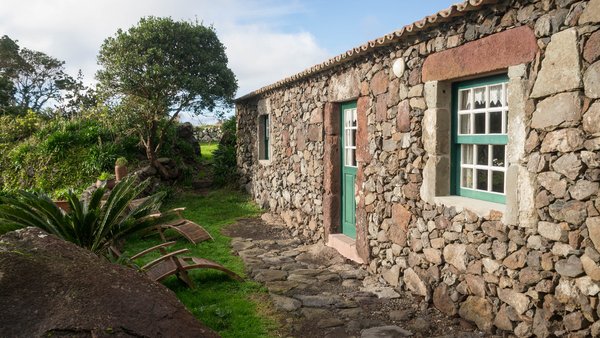 Außenfassade aus Steinen der Unterunft Aldeia da Cuada auf Flores, Azoren