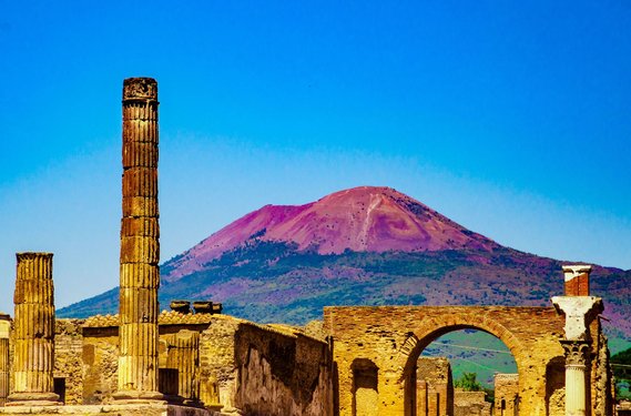 Im Vordergrund sieht man die Ruinen des antiken Pompejis; im Hintergrund erhebt sich der Vesuv.