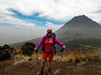 Unser Reisegast Sabine auf einem Berg auf Fogo