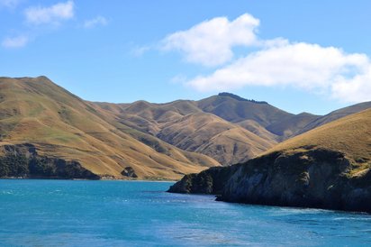 Gewässer an kargen Bergen