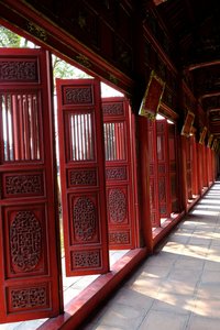 Rote Tempeltüren in Vietnam