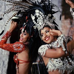Zwei verkleidete Frauen tanzen Samba
