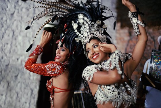 Der traditionelle Samba-Tanz Zwei verkleidete Frauen tanzen Samba