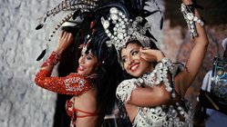 Zwei verkleidete Frauen tanzen Samba