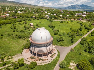 Ein Observatorium inmitten von grüner Natur