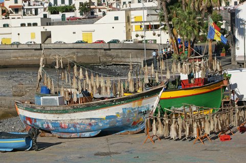 Zwei kleine Boote am Land im Hafen