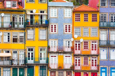 Blick auf eine bunte Häuserfassade direkt am Wasser