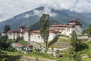 Das Dorf Trongsa Dzong mit Bergen im Hintergrund