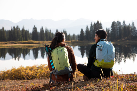 Wanderer sitzen am See und schauen in die Landschaft