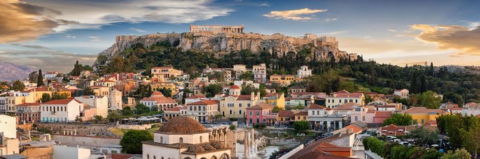 Panoramablick auf die Altstadt von Athen und den Parthenon-Tempel der Akropolis bei Sonnenuntergang