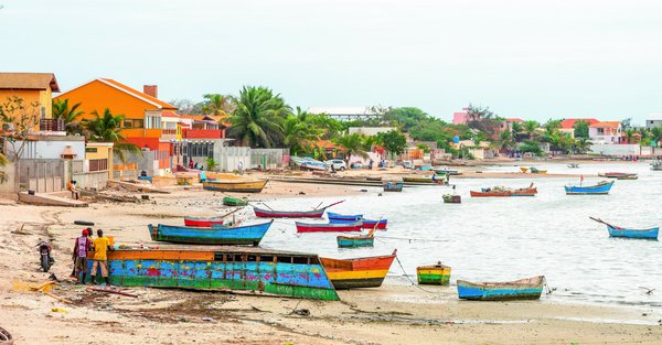 Boote am Strand eines Fischerortes in Angola.