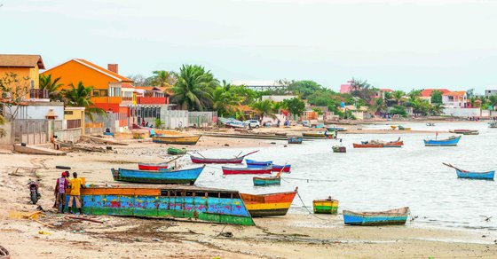 Boote am Strand eines Fischerortes in Angola.