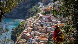 Ausblick auf eine am Berghang gelegene Stadt an der Amalfiküste in Italien.