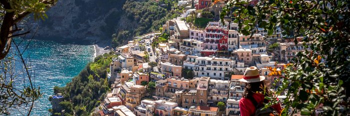 Ausblick auf eine am Berghang gelegene Stadt an der Amalfiküste in Italien.