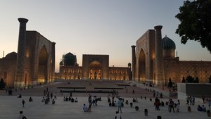 Der Registanplatz mit vielen Menschen und einem Gebäude am Abend 