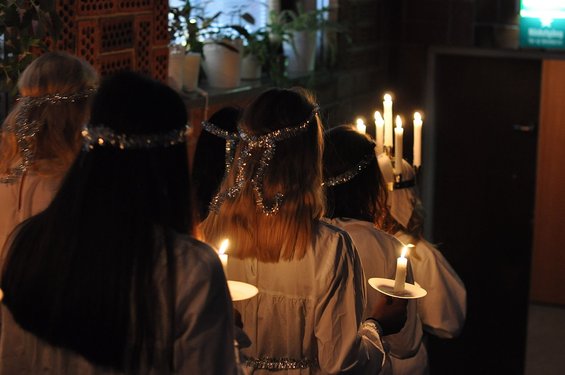 Jugendliche tragen Kerzen zum Fest der Heiligen Lucia