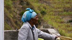 Eine einheimische Frau mit buntem Kopftuch auf den Kapverden