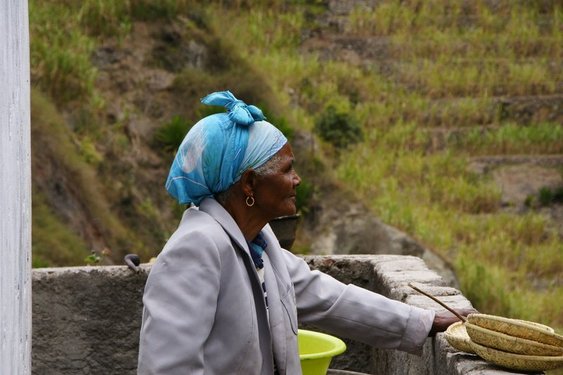 Eine einheimische Frau mit buntem Kopftuch auf den Kapverden