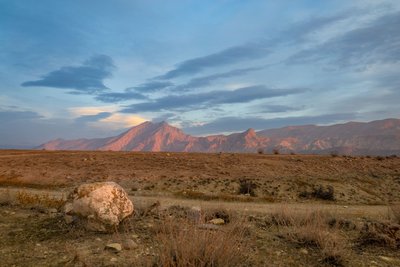 Steppe vor dem Yeranos-Berg in Armenien