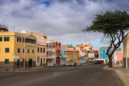 Straße in Mindelo Bunte Häuser auf einer Straße Mindelos auf Sao Vicente