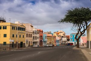 Bunte Häuser auf einer Straße Mindelos auf Sao Vicente