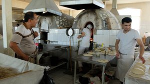 Zwei Bäcker bei der Arbeit in Taschkent