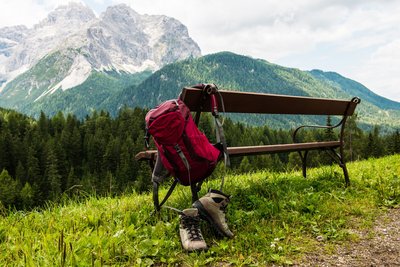 Blick auf eine Bergkulisse mit einer Bank im Vordergrund