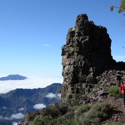 Frau wandert durch schroffes Gebirge auf La Gomera