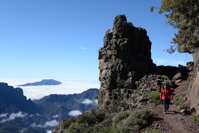 Frau wandert durch schroffes Gebirge auf La Gomera
