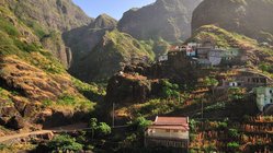 Bunte Häuser am Hang eines Hügels in der Berglandschaft von Santo Antão auf den Kapverden.