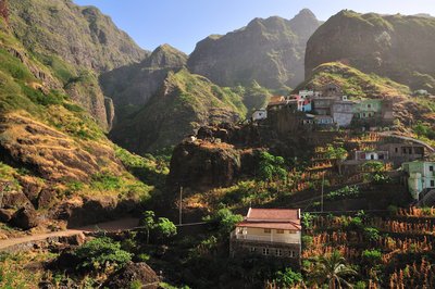 Bunte Häuser am Hang eines Hügels in der Berglandschaft von Santo Antão auf den Kapverden.