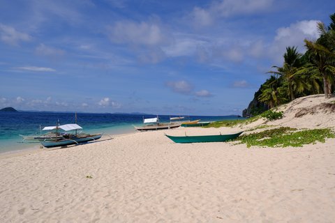 Boote am Strand von Black Island