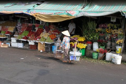 Blumen- und Obststände auf einem Markt in Ben Tre
