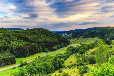 Landstraße durch die grüne Landschaft in der fränkischen Schweiz