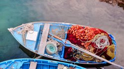 Fischerboote mit Netzen und Arbeitsmitteln an der Küste von Fuerteventura.