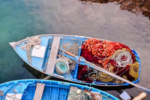 Fischerboote mit Netzen und Arbeitsmitteln an der Küste von Fuerteventura.