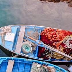 Fischerboote mit Netzen und Arbeitsmitteln an der Küste von Fuerteventura.