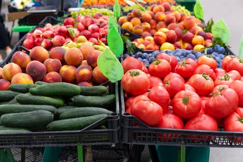 Obst und Gemüse auf einem Marktstand in Ljubljana