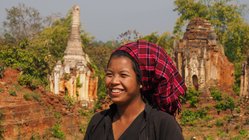 Foto einer lächelnden Frau mit Kopfbedeckung