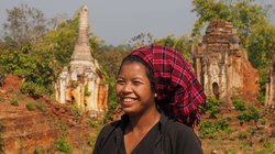 Frau Myanmar Foto einer lächelnden Frau mit Kopfbedeckung