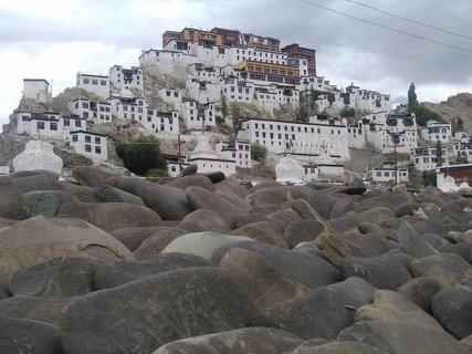 Dorf auf einem steinigen Hügel in Indien