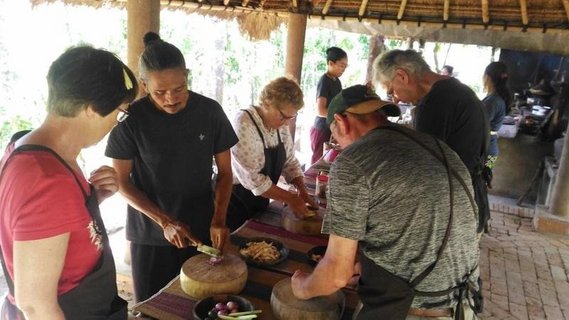 Die Reisegruppe bereitet eine Mahlzeit zusammen mit den Einheimischen Indonesiens zu