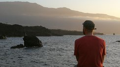 Ein Mann blickt in den Sonnenuntergang auf El Hierro