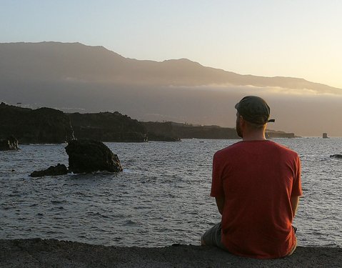 Ein Mann blickt in den Sonnenuntergang auf El Hierro