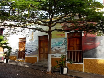 Ein Haus mit einer bunt bemalten Hauswand auf den Kapverden