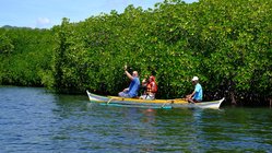 Kanufahrt auf einem Fluss auf den Philippinen