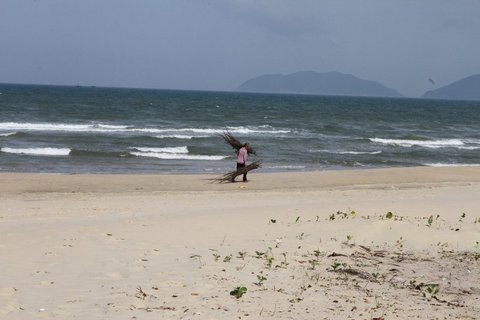 Strand mit dem Meer im Hintergrund in Vietnam